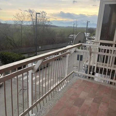 Pella House דירה